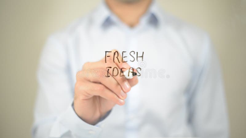 Ideas frescas, escritura del hombre en la pantalla transparente imagen de archivo Ideas frescas, escritura del hombre en la pantalla transparente imagen de archivo