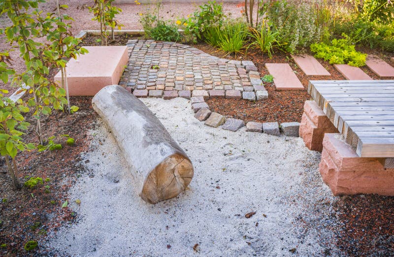 Idee per il design di giardini paesaggistici: sentiero con elementi naturali e area relax immagine stock