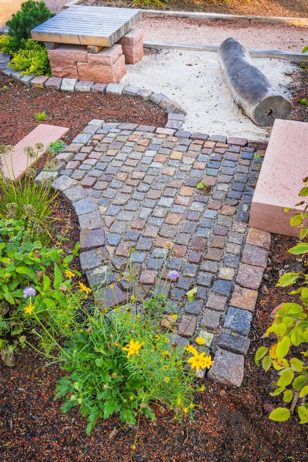 Idee per il design di giardini paesaggistici: percorso con elementi naturali e area relax immagine stock libera da diritti