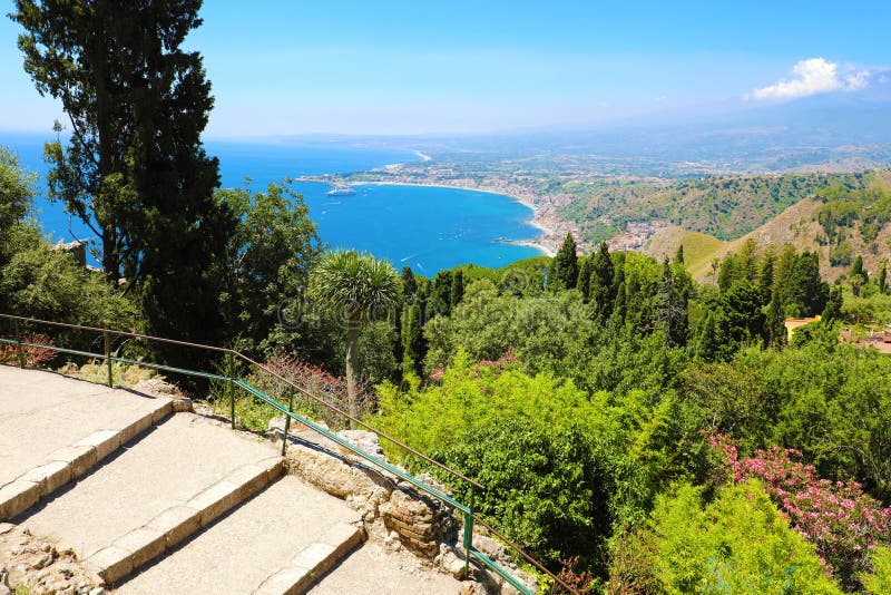 Ideia aérea bonita do litoral de Sicília Mar Mediterr?neo azul e mountians verdes, Taormina, ilha de Sic?lia, It?lia imagem de stock Ideia aérea bonita do litoral de Sicília Mar Mediterr?neo azul e mountians verdes, Taormina, ilha de Sic?lia, It?lia imagem de stock