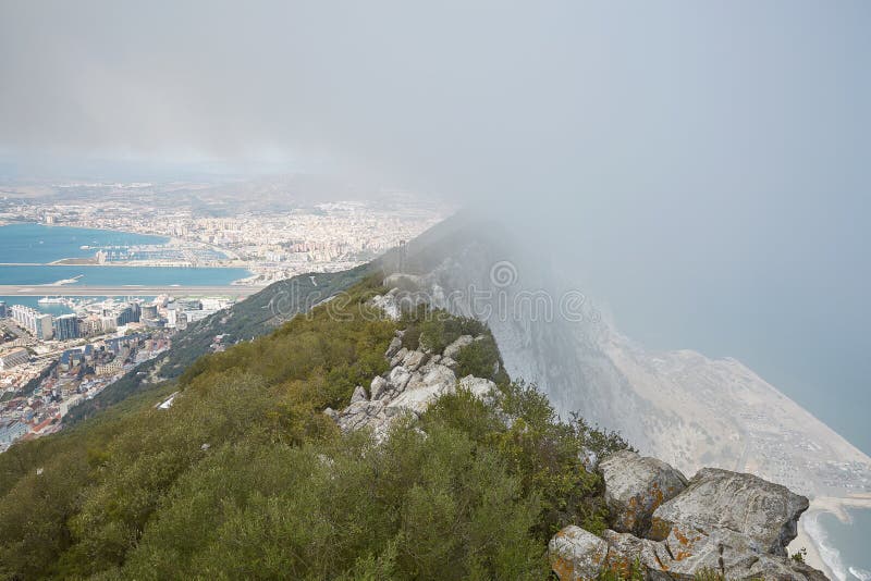 Ideia aérea da parte superior da rocha de Gibraltar, Reino Unido, Reino Unido, Europa imagens de stock Ideia aérea da parte superior da rocha de Gibraltar, Reino Unido, Reino Unido, Europa imagens de stock