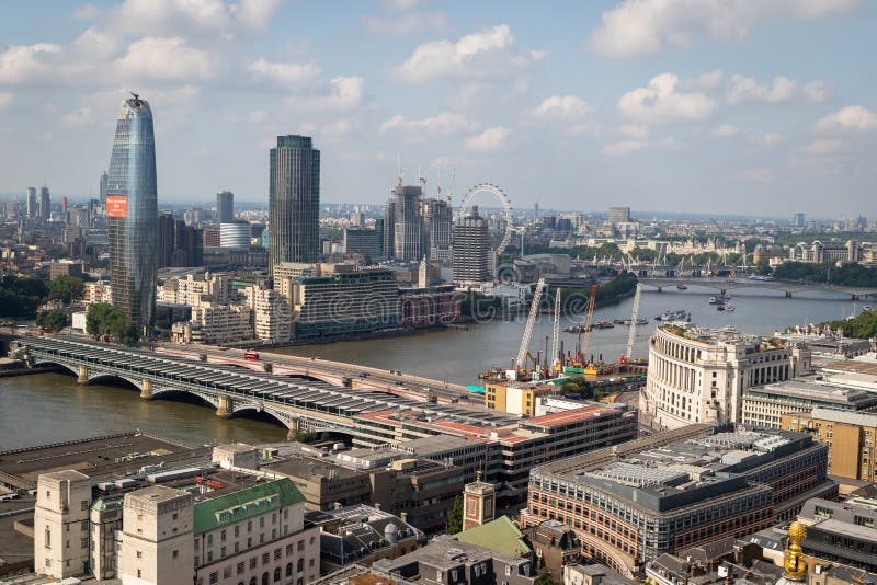 Ideia aérea da skyline de Londres da galeria de pedra em St Paul fotografia de stock royalty free Ideia aérea da skyline de Londres da galeria de pedra em St Paul fotografia de stock royalty free