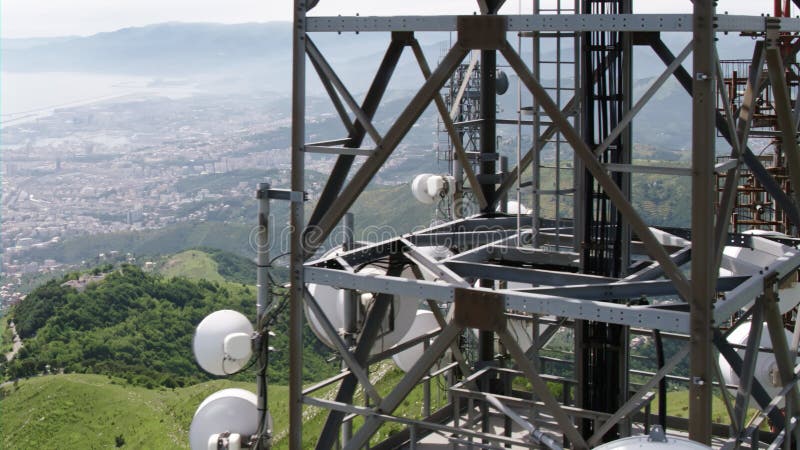 A ideia aérea das telecomunicações eleva-se antenas e arquitetura da cidade no fundo