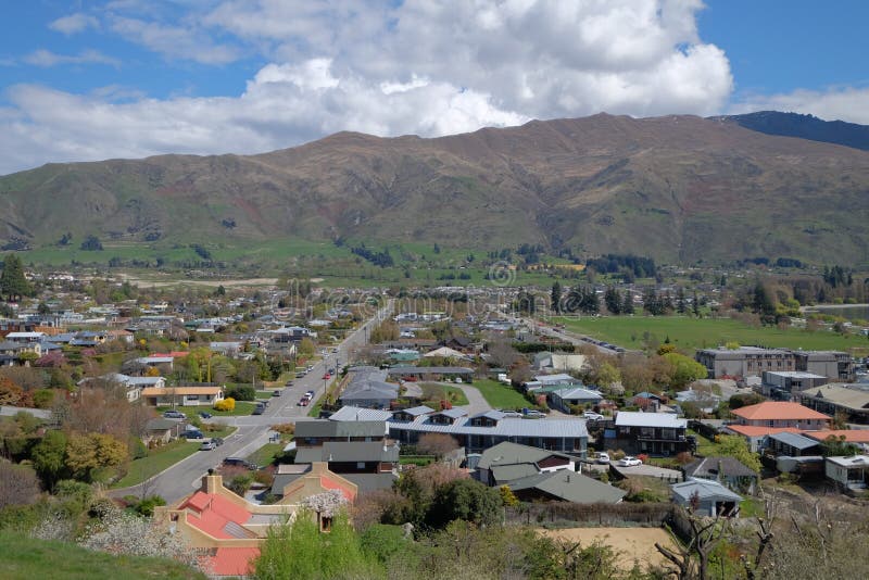 Ideia aérea de casas e de casas de cidade de Wanaka em Nova Zelândia foto de stock royalty free Ideia aérea de casas e de casas de cidade de Wanaka em Nova Zelândia foto de stock royalty free