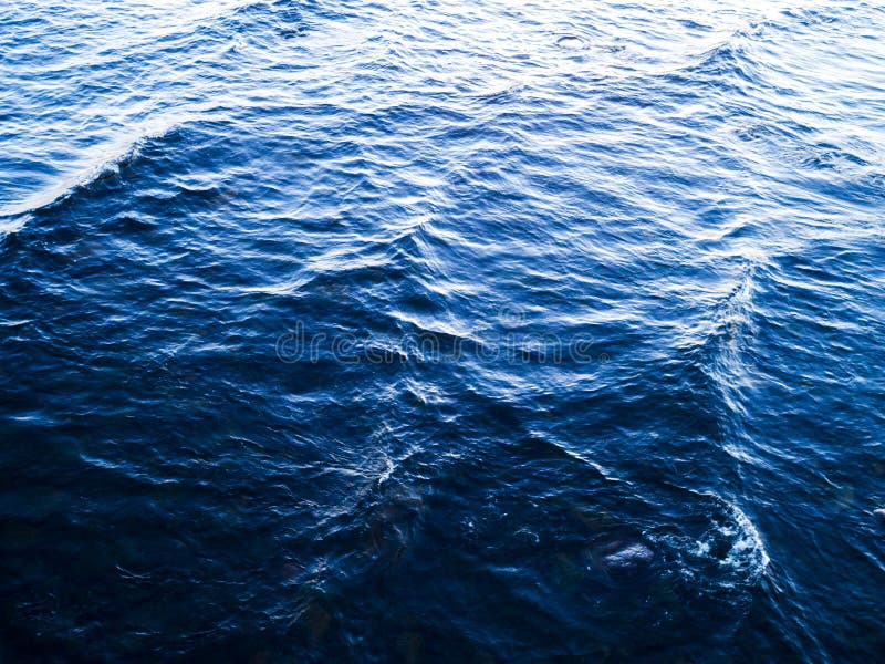 Ideia aérea de uma textura claro da água do mar Vista de cima do fundo azul natural Reflexão da água da ondinha de turquesa no tr fotografia de stock Ideia aérea de uma textura claro da água do mar Vista de cima do fundo azul natural Reflexão da água da ondinha de turquesa no tr fotografia de stock