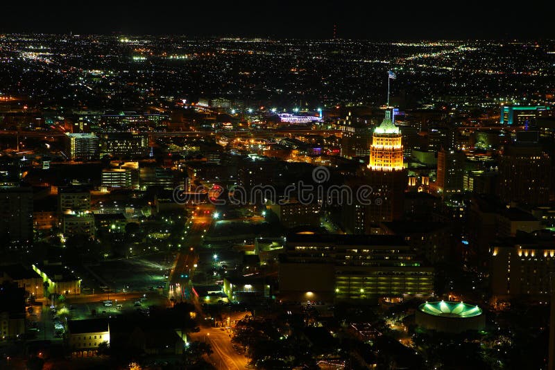 Ideia aérea do centro da cidade de San Antonio na noite imagens de stock Ideia aérea do centro da cidade de San Antonio na noite imagens de stock