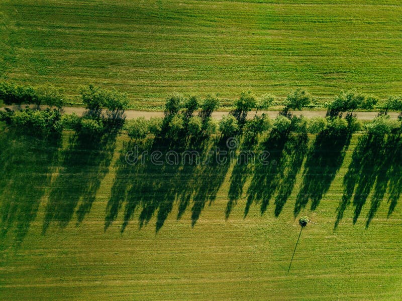 Ideia aérea do cruzamento de estrada de Ao campo no verão fotografia de stock Ideia aérea do cruzamento de estrada de Ao campo no verão fotografia de stock