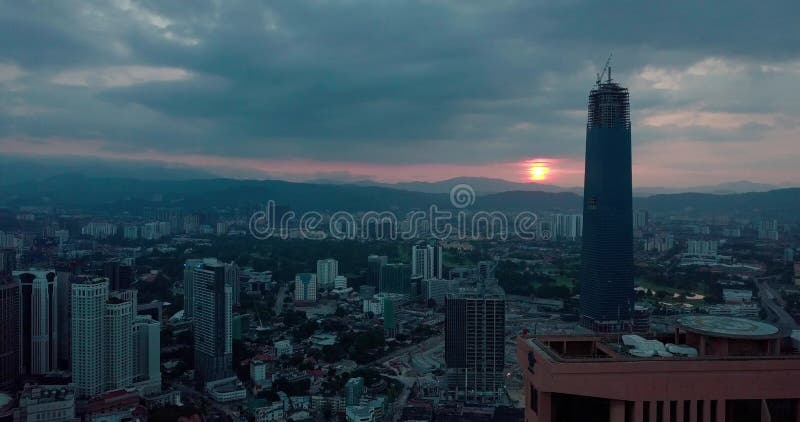 Ideia aérea do nascer do sol de Beaeutiful da skyline de Kuala Lumpur da vista superior