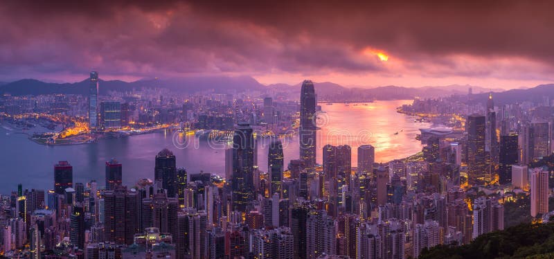 Ideia aérea do panorama da skyline de Hong Kong de Victoria Peak imagem de stock royalty free Ideia aérea do panorama da skyline de Hong Kong de Victoria Peak imagem de stock royalty free