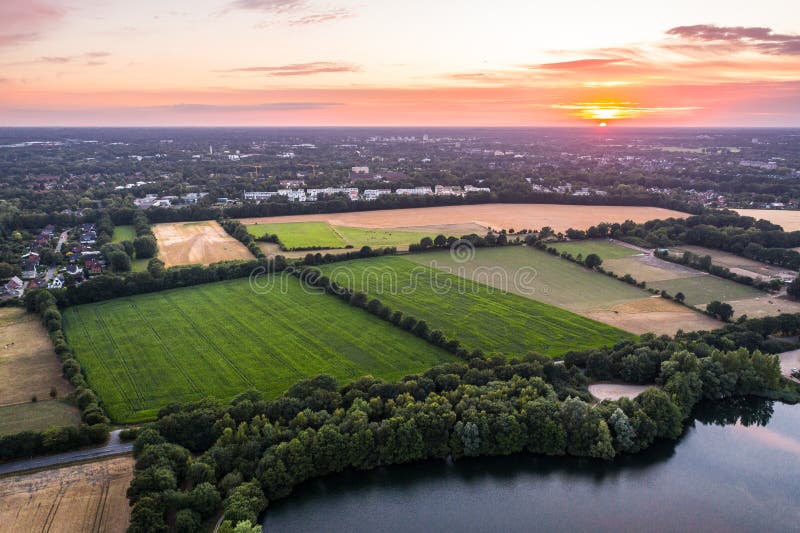 Ideia aérea do por do sol sobre o parque do verão fotografia de stock royalty free