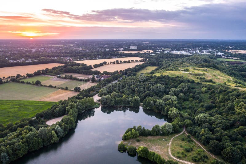 Ideia aérea do por do sol sobre o parque do verão foto de stock royalty free