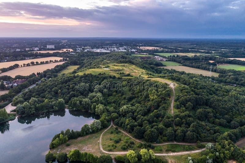 Ideia aérea do por do sol sobre o parque do verão imagem de stock royalty free