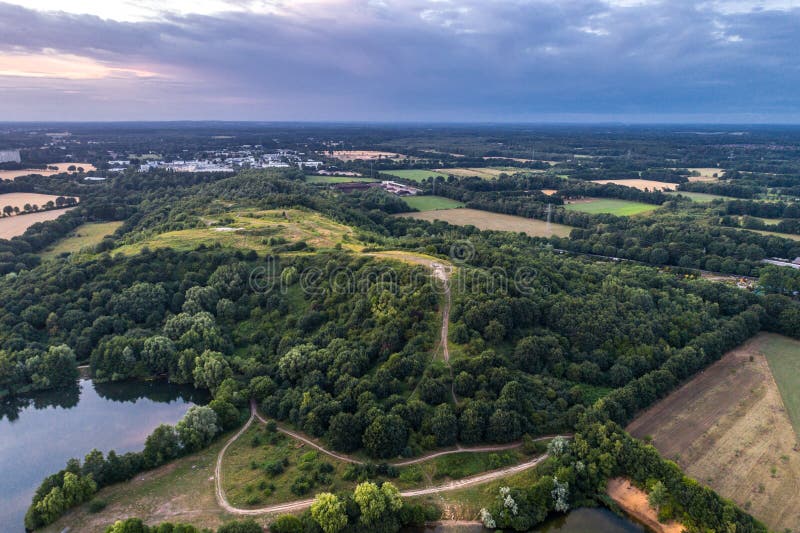 Ideia aérea do por do sol sobre o parque do verão fotos de stock