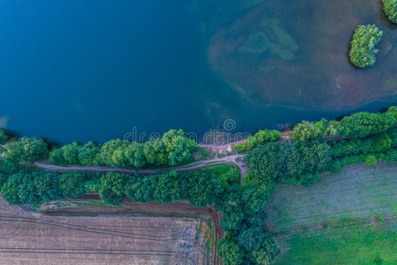 Ideia aérea do por do sol sobre o parque do verão imagens de stock