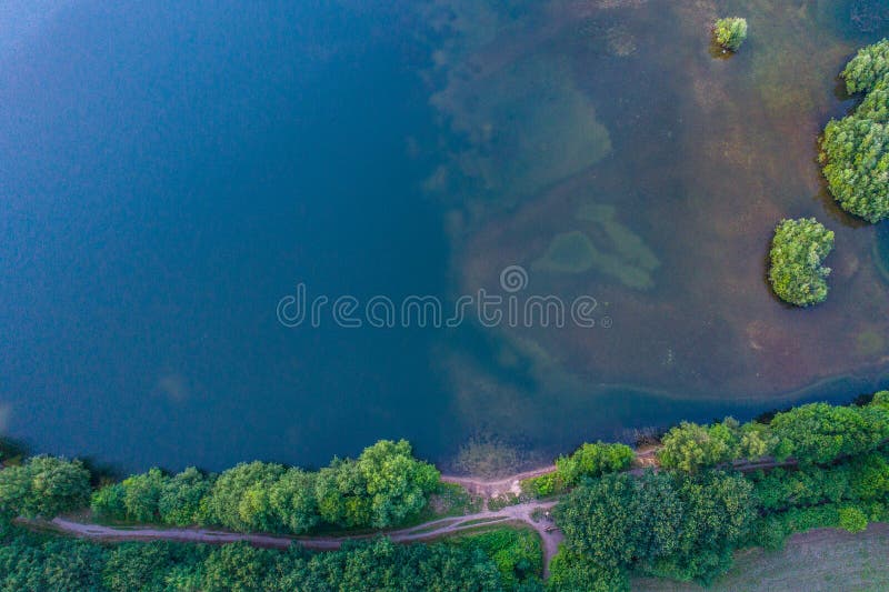 Ideia aérea do por do sol sobre o parque do verão fotos de stock