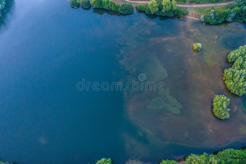 Ideia aérea do por do sol sobre o parque do verão foto de stock