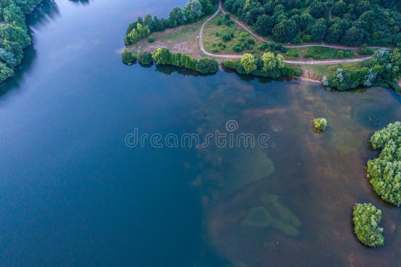 Ideia aérea do por do sol sobre o parque do verão fotografia de stock