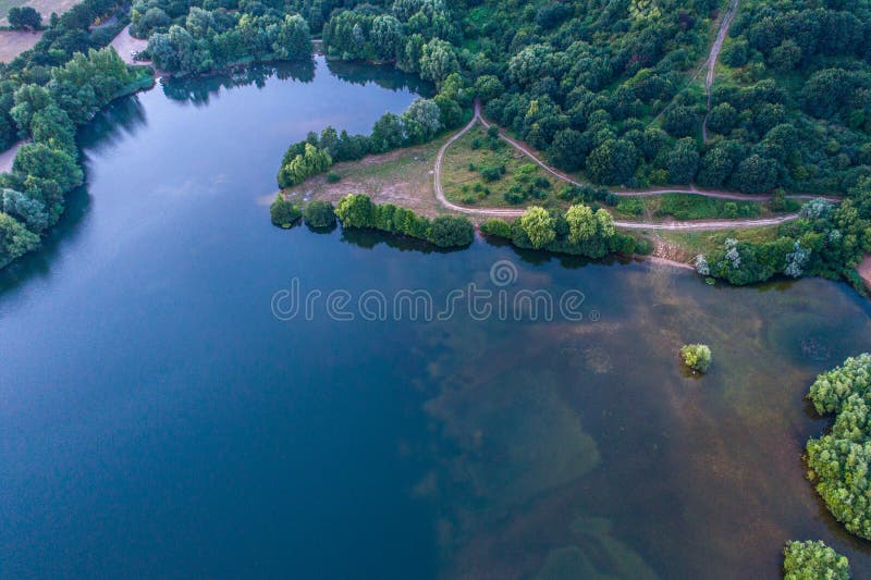 Ideia aérea do por do sol sobre o parque do verão fotografia de stock royalty free