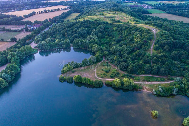 Ideia aérea do por do sol sobre o parque do verão imagem de stock royalty free