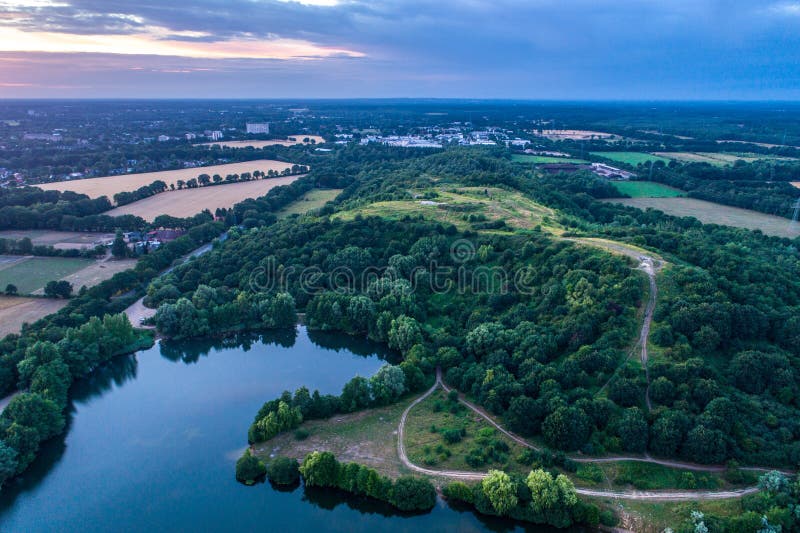 Ideia aérea do por do sol sobre o parque do verão foto de stock