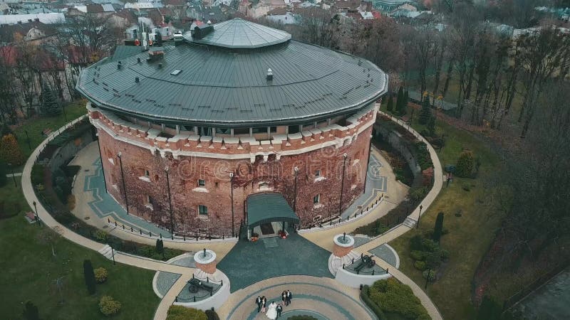 Ideia aérea do recurso do hotel da pensão de Lviv e de citadela video estoque