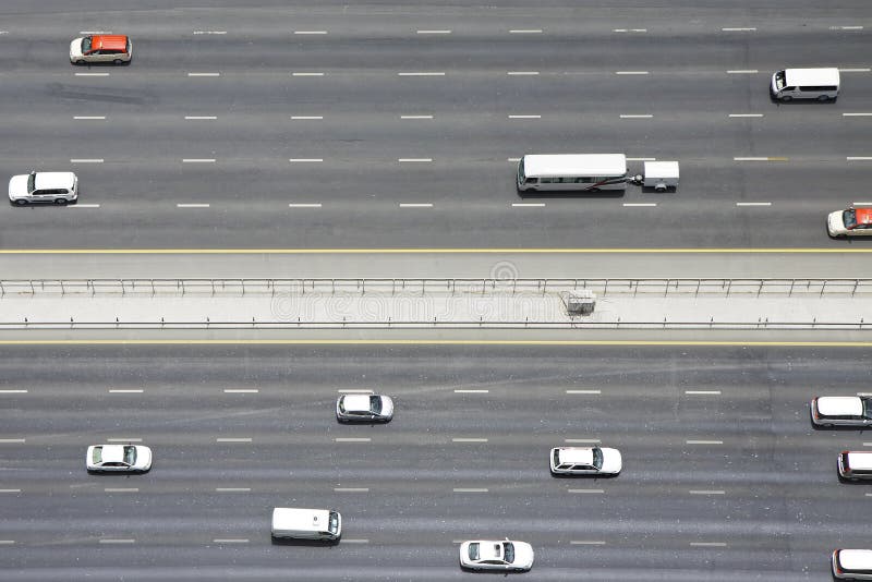Ideia aérea do transporte em Sheikh Zayed Road, Dubai, Emiratos Árabes Unidos fotografia de stock royalty free Ideia aérea do transporte em Sheikh Zayed Road, Dubai, Emiratos Árabes Unidos fotografia de stock royalty free