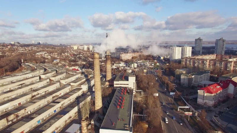 Ideia aérea dos distritos da cidade com fábricas das tubulações, de que há fumo