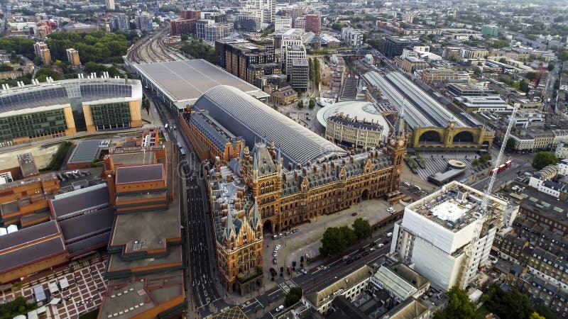 Ideia aérea dos reis Cruz e das estações de trem de St Pancras em Londres, Reino Unido