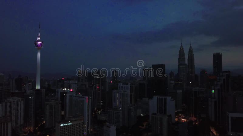 Ideia aérea majestosa da skyline da cidade de Kuala Lumpur na noite