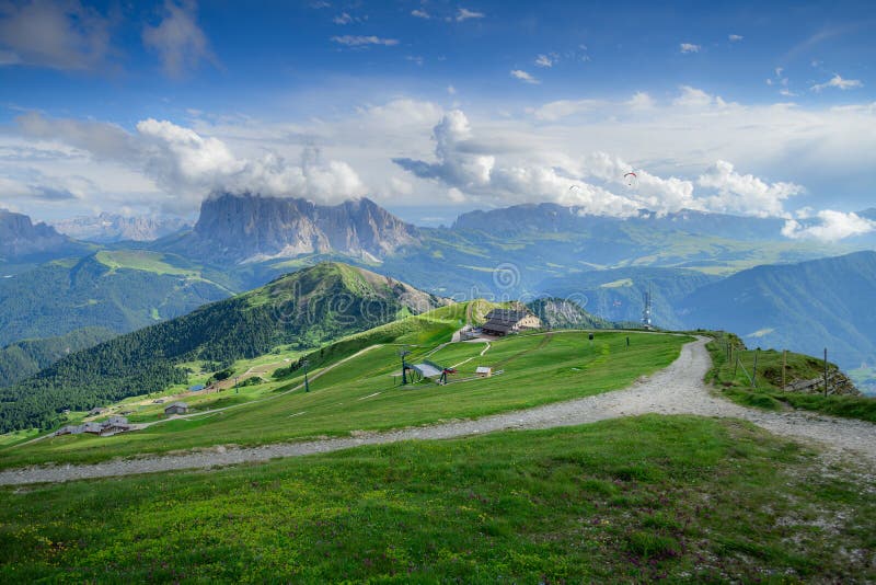 Ideia bonita do campo e do campo verde com fundo do céu azul no verão das dolomites, Itália imagens de stock royalty free Ideia bonita do campo e do campo verde com fundo do céu azul no verão das dolomites, Itália imagens de stock royalty free