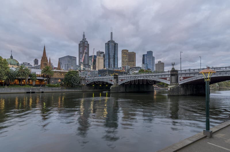 Ideia bonita do centro da cidade de Melbourne, de Austrália, e do rio de Yarra no crepúsculo fotografia de stock royalty free Ideia bonita do centro da cidade de Melbourne, de Austrália, e do rio de Yarra no crepúsculo fotografia de stock royalty free