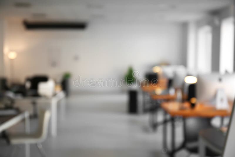 Ideia borrada do interior do escritório com tabelas e cadeiras Projeto de local de trabalho imagens de stock royalty free Ideia borrada do interior do escritório com tabelas e cadeiras Projeto de local de trabalho imagens de stock royalty free