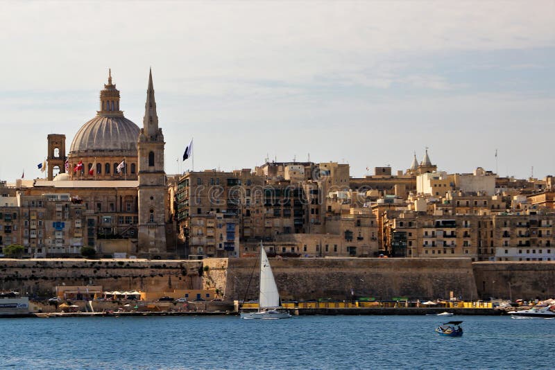 Ideia da capital de Malta, Valletta do lado da baía do mar fotografia de stock Ideia da capital de Malta, Valletta do lado da baía do mar fotografia de stock