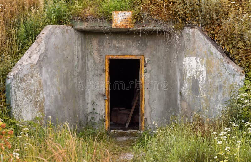 A ideia da entrada a um depósito militar soviético abandonado imagem de stock royalty free A ideia da entrada a um depósito militar soviético abandonado imagem de stock royalty free