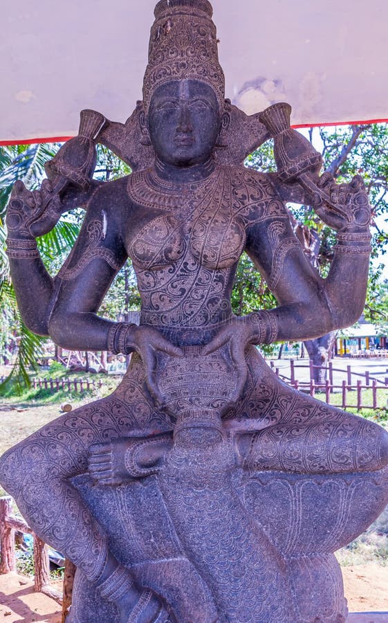 Ideia da escultura indiana antiga das mulheres, Chennai, Tamilnadu, Índia 29 de janeiro de 2017 fotografia de stock Ideia da escultura indiana antiga das mulheres, Chennai, Tamilnadu, Índia 29 de janeiro de 2017 fotografia de stock