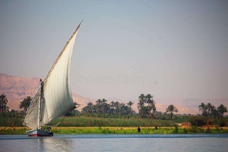 Ideia da navigação do barco do feluka no Nile River perto do porto de Luxor, Egito fotografia de stock royalty free Ideia da navigação do barco do feluka no Nile River perto do porto de Luxor, Egito fotografia de stock royalty free