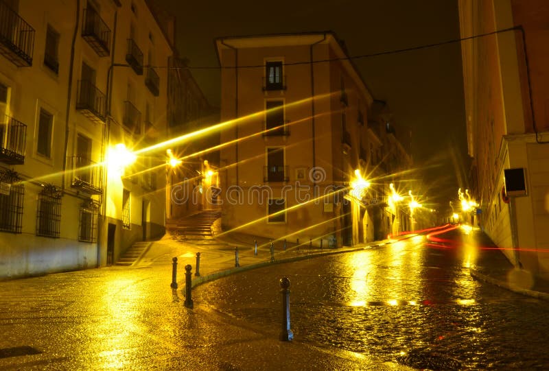 Ideia da noite do quadrado velho pitoresco em Cuenca. Espanha imagem de stock royalty free Ideia da noite do quadrado velho pitoresco em Cuenca. Espanha imagem de stock royalty free