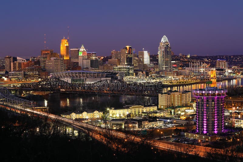 Vista do horizonte de Cincinnati à noite fotografia de stock