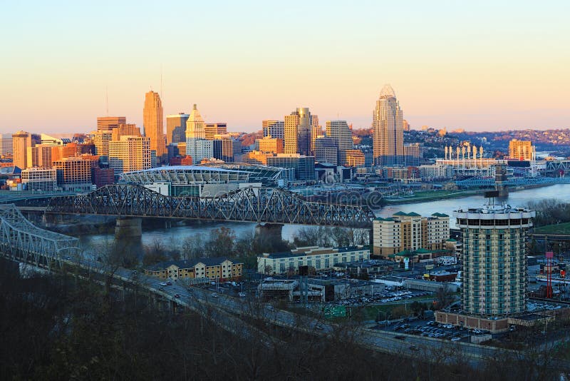 Ideia da skyline de Cincinnati no crepúsculo fotografia de stock
