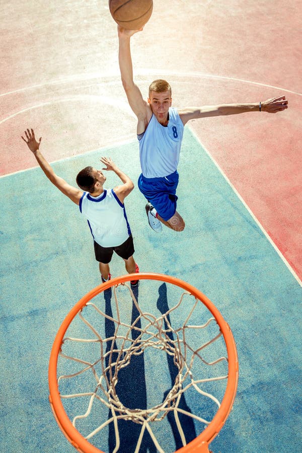 Ideia De ângulo Alto Do Basquetebol Dunking Do Jogador De Basquetebol Na  Aro Imagem de Stock - Imagem de cesta, jogar: 111358551