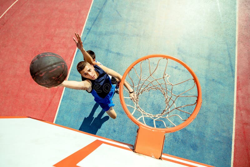 Ideia De ângulo Alto Do Basquetebol Dunking Do Jogador De Basquetebol Na  Aro Imagem de Stock - Imagem de cesta, jogar: 111358551