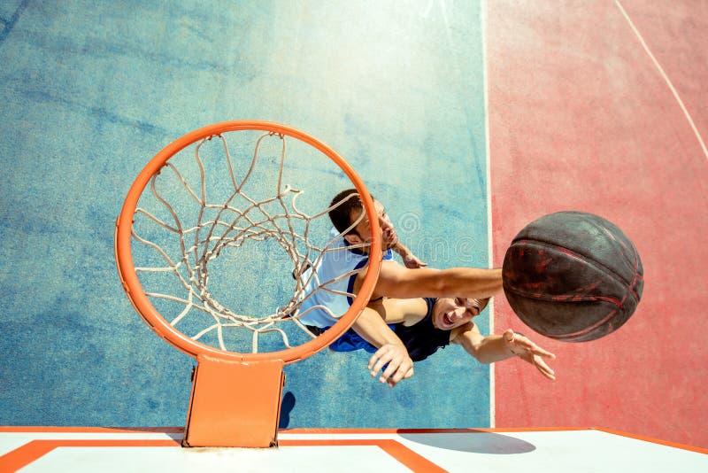 Ideia De ângulo Alto Do Basquetebol Dunking Do Jogador De Basquetebol Na  Aro Imagem de Stock - Imagem de cesta, jogar: 111358551