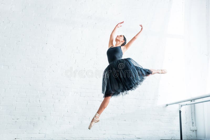 ideia de baixo ângulo da dança nova bonita da bailarina fotos de stock ideia de baixo ângulo da dança nova bonita da bailarina fotos de stock