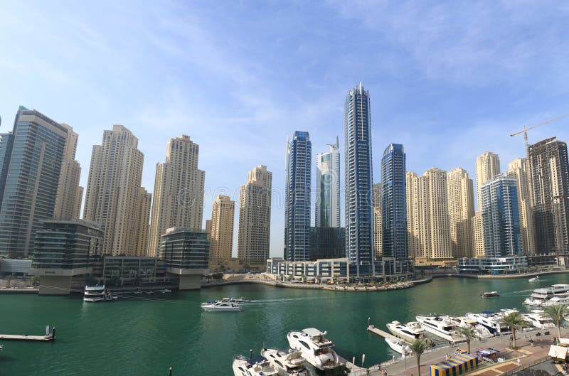 Ideia de surpresa da skyline de Dubai Marina Waterfront Skyscraper, residencial e de negócio no porto de Dubai, Emiratos Árabes U imagens de stock Ideia de surpresa da skyline de Dubai Marina Waterfront Skyscraper, residencial e de negócio no porto de Dubai, Emiratos Árabes U imagens de stock