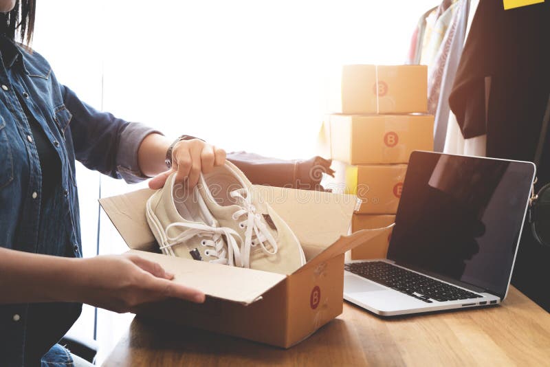 Ideia de venda eletrônica online para o comércio eletrônico, Mulheres freelance iniciam pequenas empresas imagens de stock royalty free Ideia de venda eletrônica online para o comércio eletrônico, Mulheres freelance iniciam pequenas empresas imagens de stock royalty free