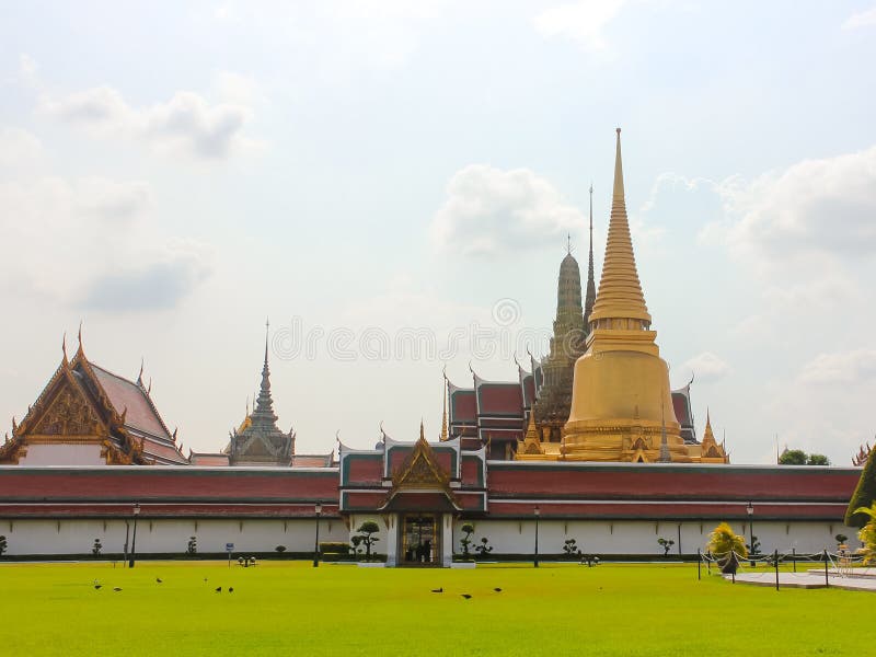 Ideia distante da entrada a Wat Phra Kaew, templo de Emerald Buddha imagem de stock royalty free Ideia distante da entrada a Wat Phra Kaew, templo de Emerald Buddha imagem de stock royalty free