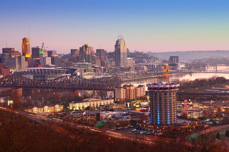 Ideia do centro da cidade de Cincinnati no crepúsculo imagens de stock royalty free