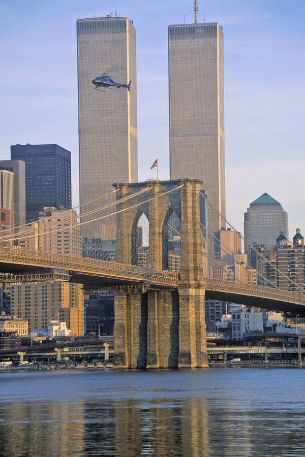 A ideia do comércio mundial eleva-se, ponte de Brooklyn com helicóptero da tevê, New York City, NY