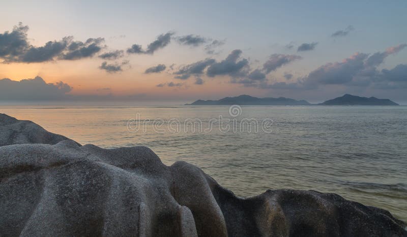 Ideia do ` da fonte d de Praslin Anse argento no La Digue Seychelles imagem de stock Ideia do ` da fonte d de Praslin Anse argento no La Digue Seychelles imagem de stock