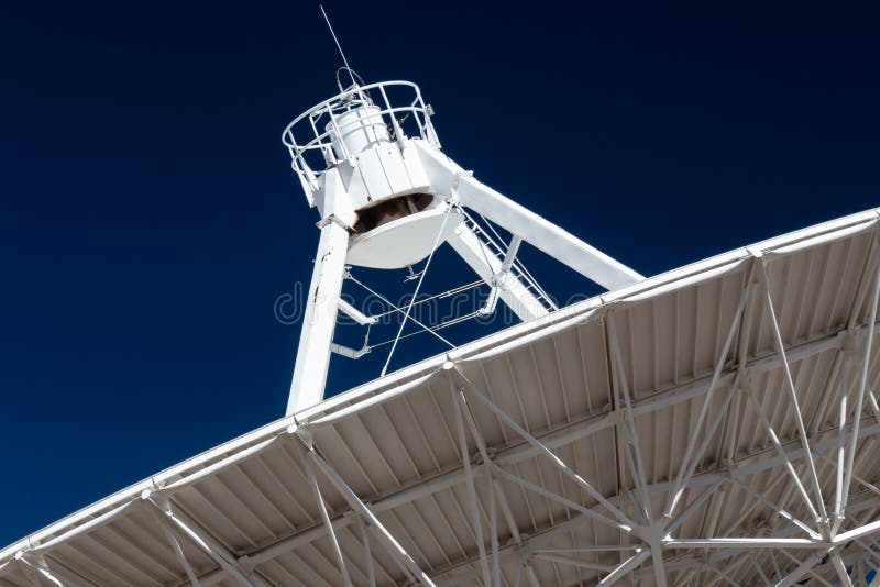 Ideia do fim de Very Large Array do lado de baixo de um prato VLA contra um céu azul profundo, exploração do espaço da antena de fotos de stock Ideia do fim de Very Large Array do lado de baixo de um prato VLA contra um céu azul profundo, exploração do espaço da antena de fotos de stock